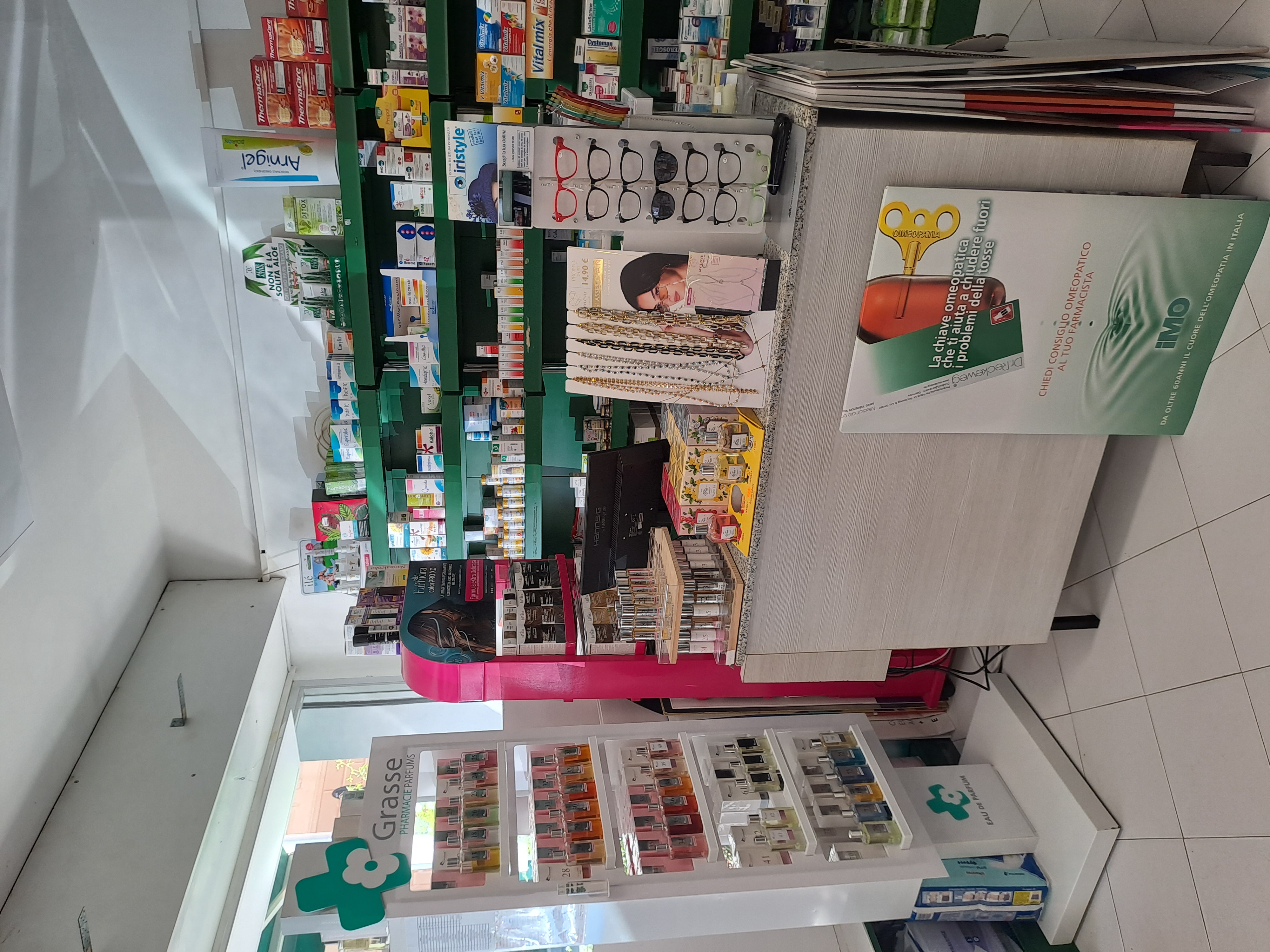 Farmacia Sant'Ilario Genova Nervi Scaffali 1