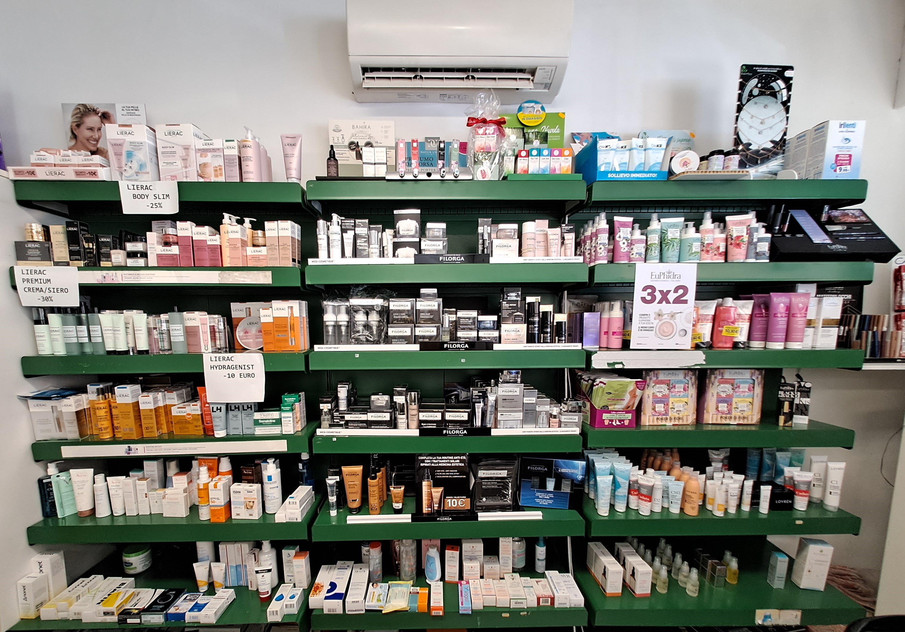 Farmacia Sant'Ilario Genova Nervi Scaffali 3